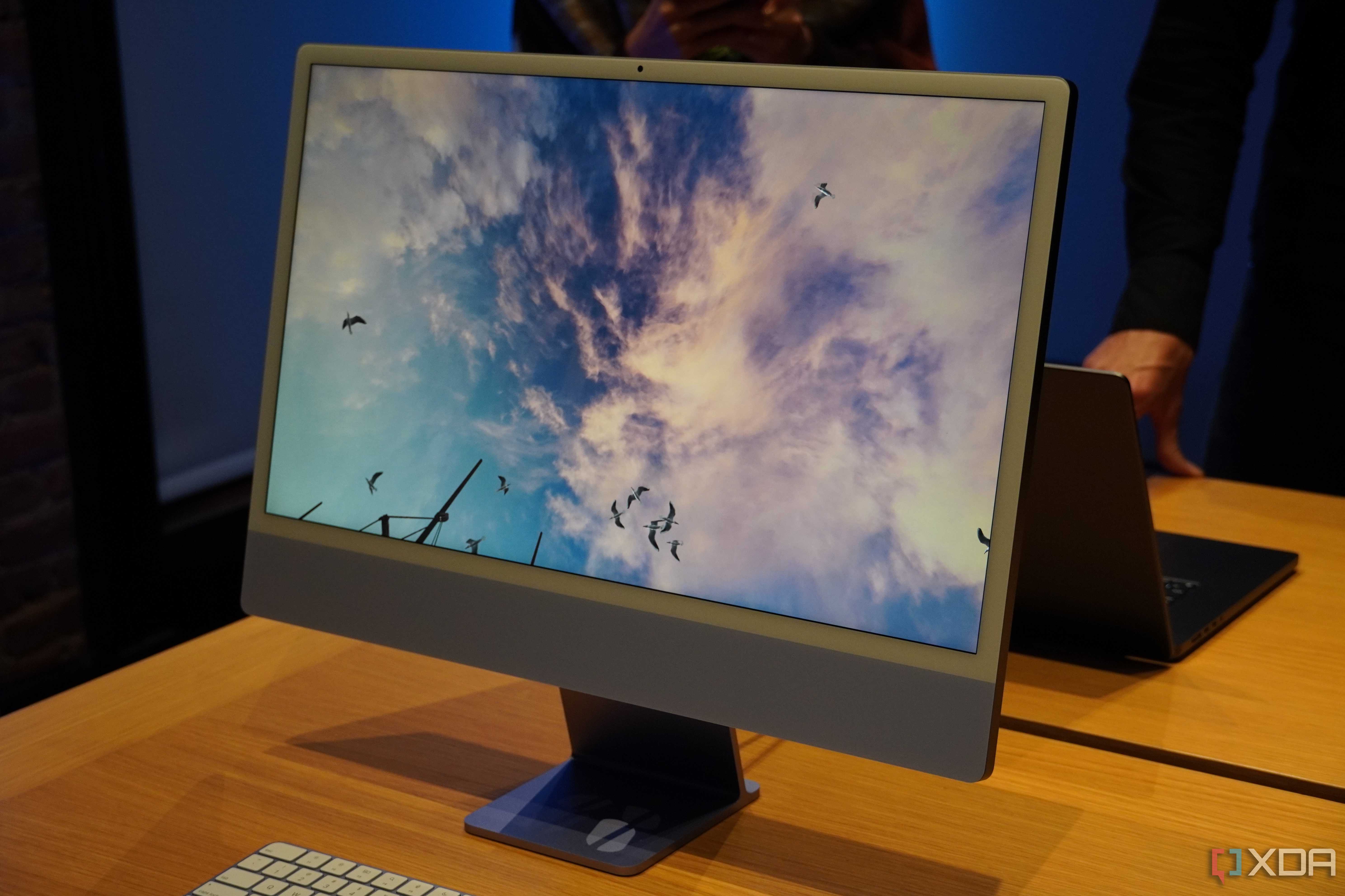 The 24-inch iMac playing a fullscreen game.