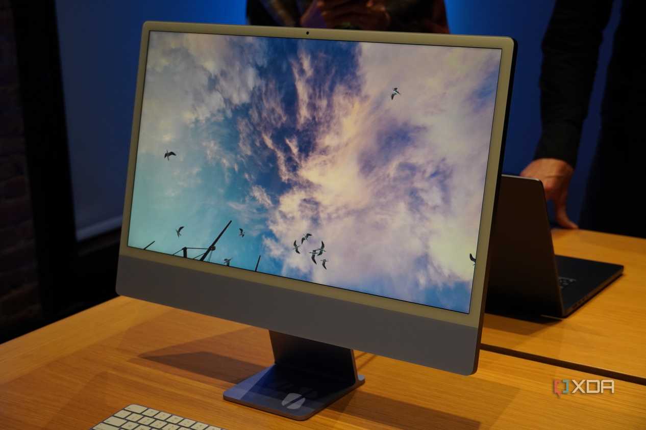 The 24-inch iMac playing a fullscreen game.