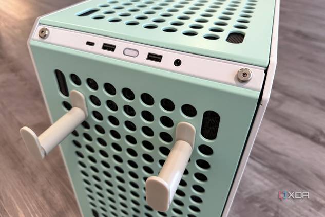 Cooler Master Qube 500 multipurpose hangers