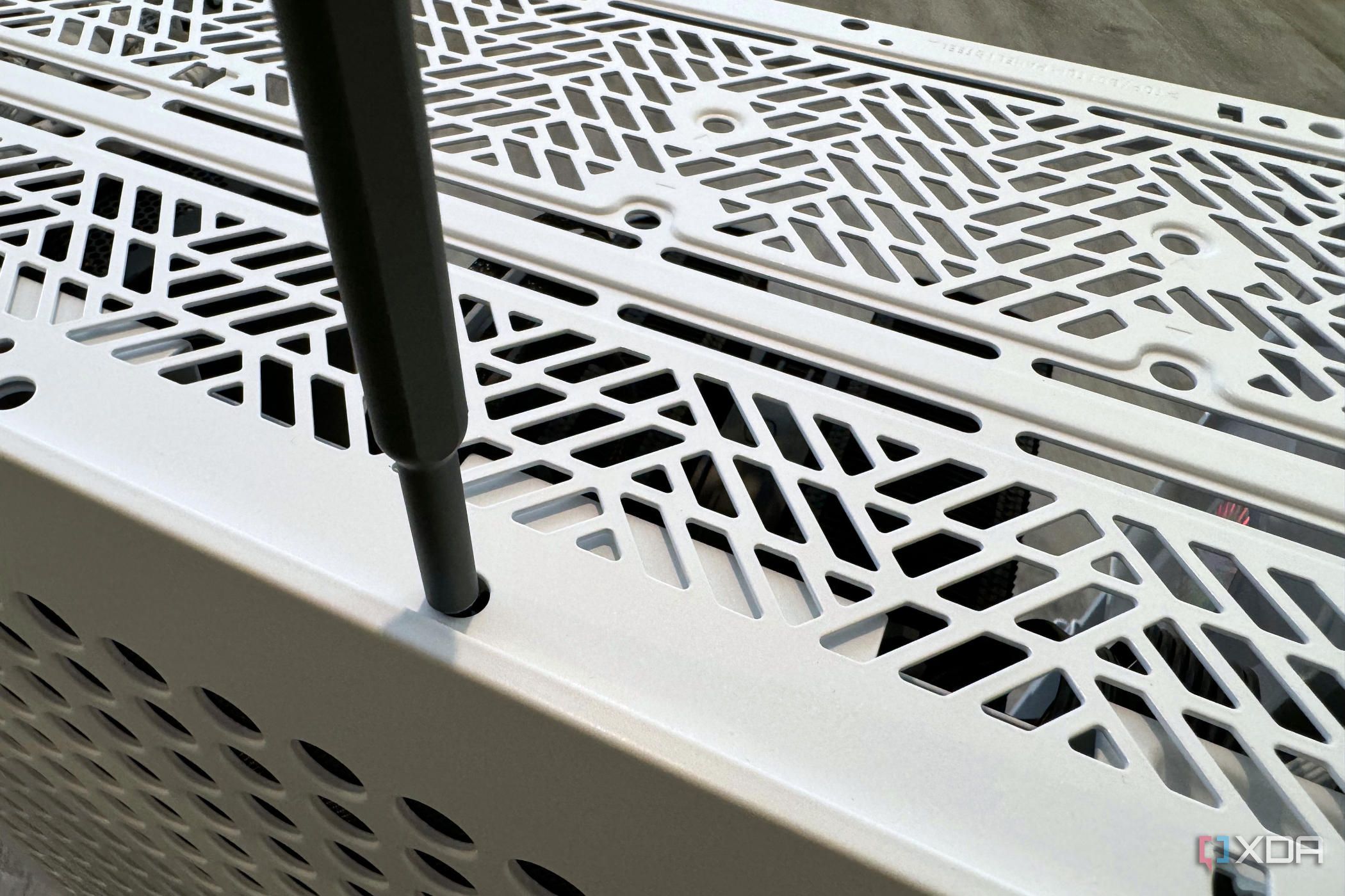Cooler Master Qube 500 locking the panels