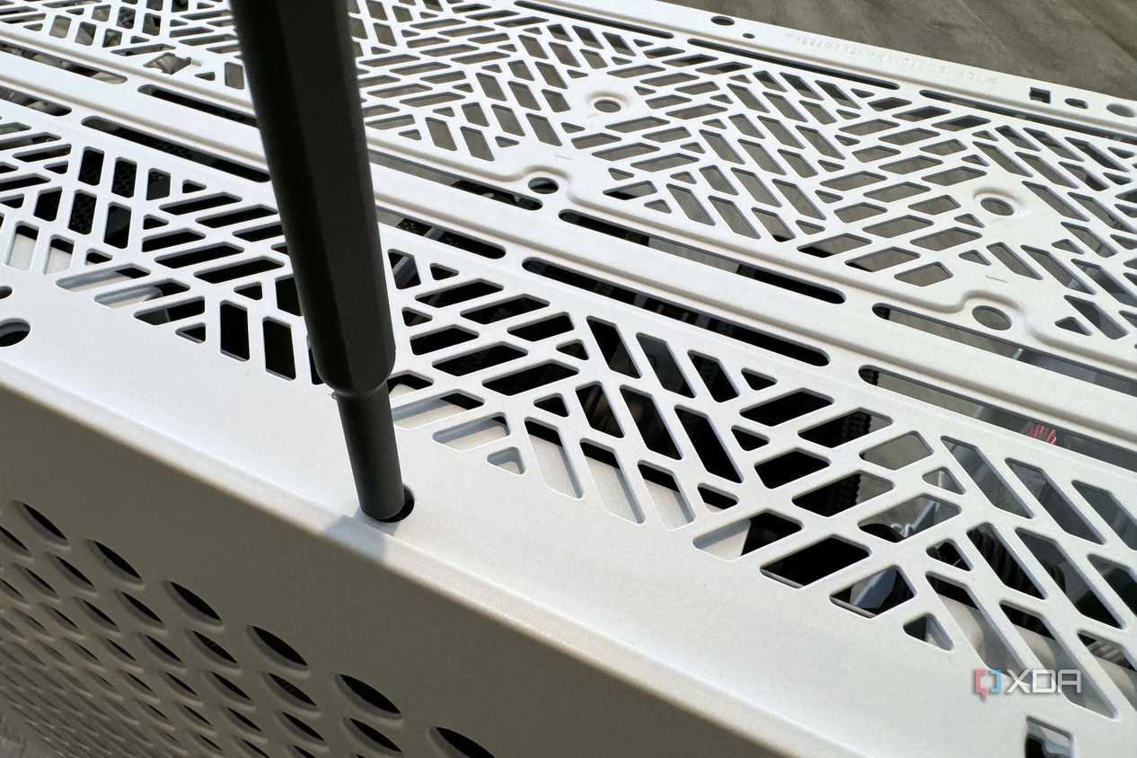 Cooler Master Qube 500 locking the panels