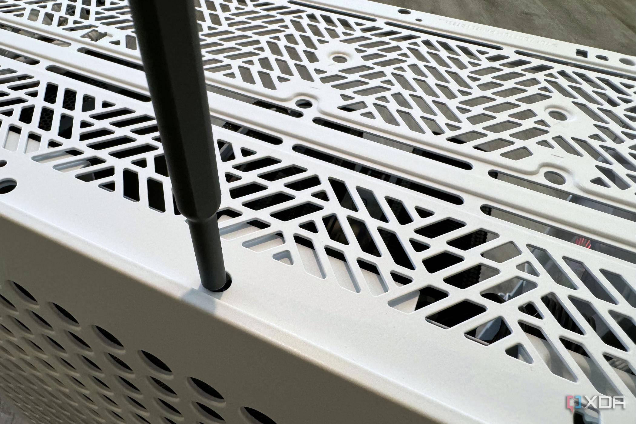 Cooler Master Qube 500 locking the panels