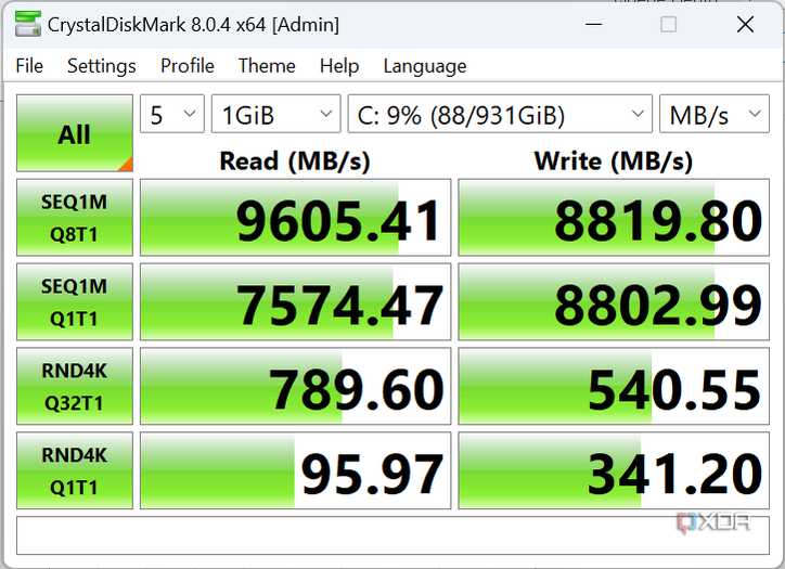 Corsair MP700 in Crystal Disk Mark reaching a peak of 9605MB/s read speed