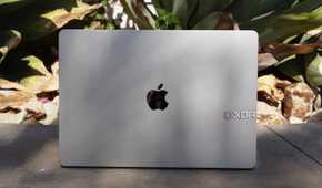 The MacBook Air in starlight outdoors in shade.