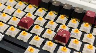 An image showing an Old Keychron K2V2 keyboard with dust particles on it.