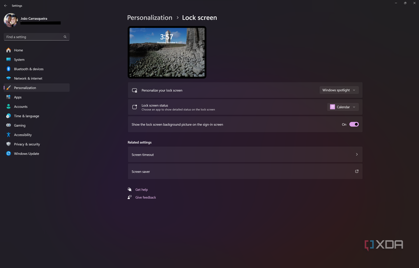 Screenshot of Lock screen page in Windows 11 Settings