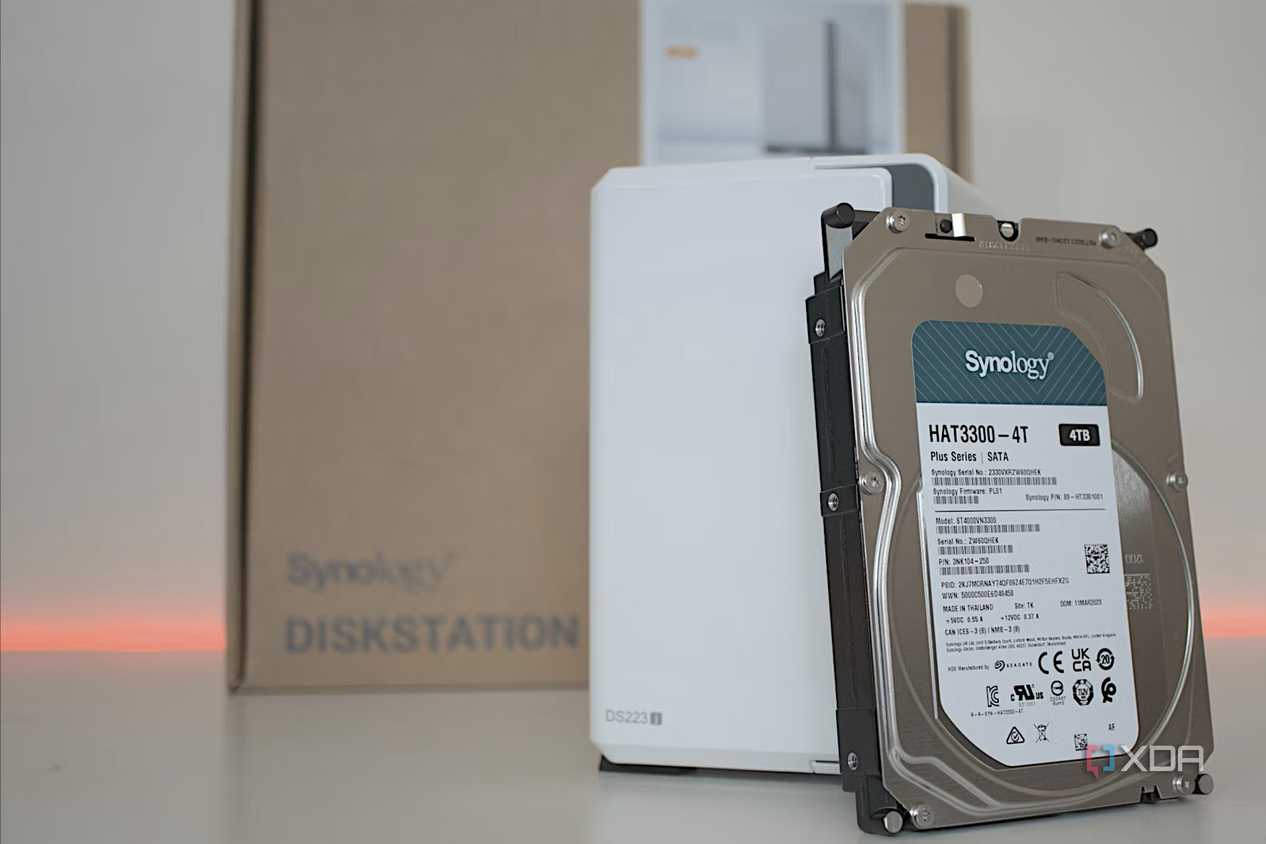 synoloy-diskstation-ds223j-hero