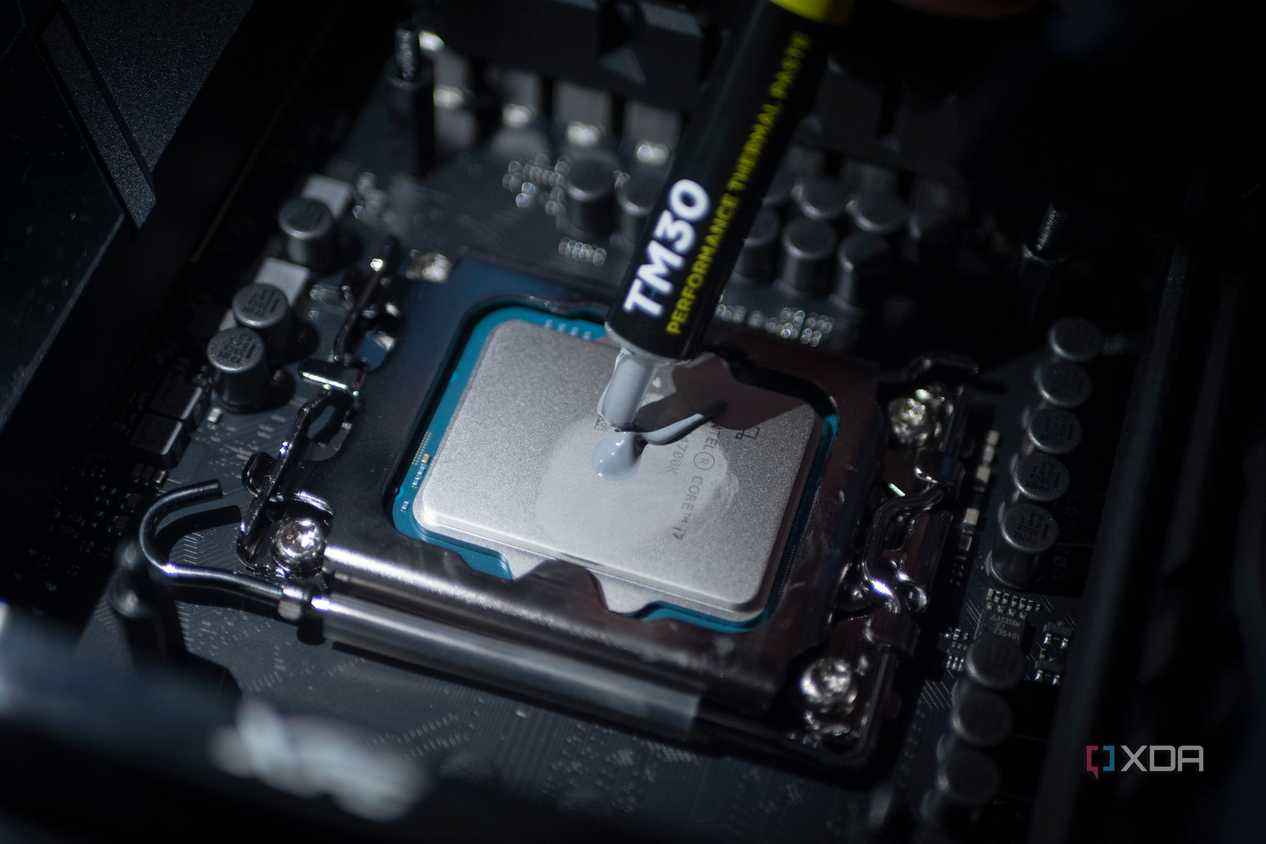 An image showing thermal paste being applied on an Intel Core i7-14700K CPU.