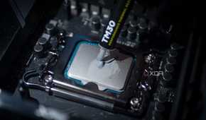 An image showing thermal paste being applied on an Intel Core i7-14700K CPU.