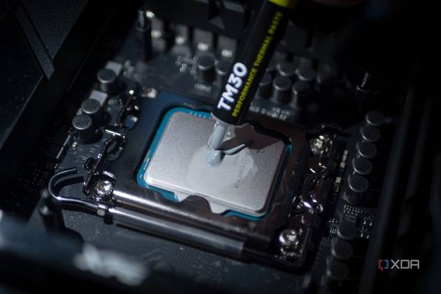 An image showing thermal paste being applied on an Intel Core i7-14700K CPU.