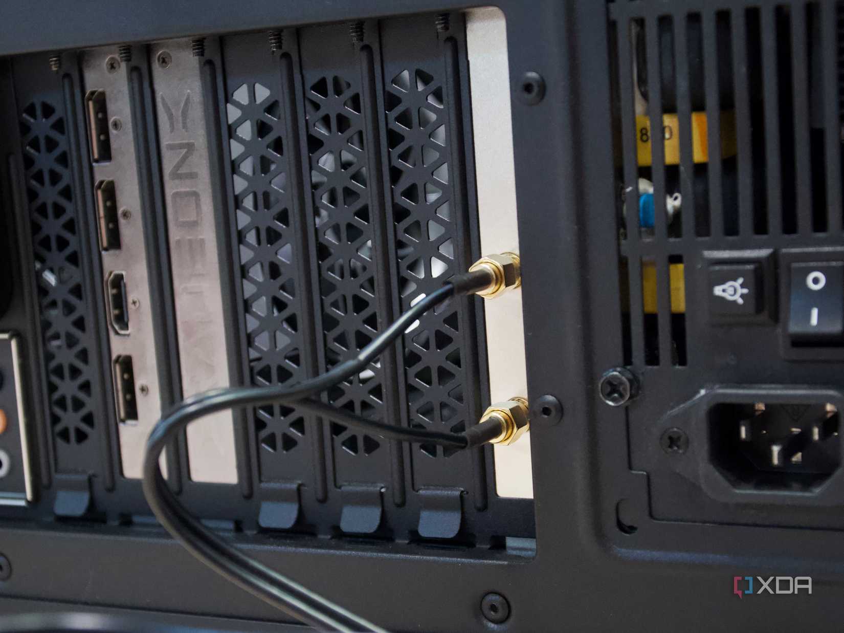 Asus PCE-AXE59BT PC rear antenna connected