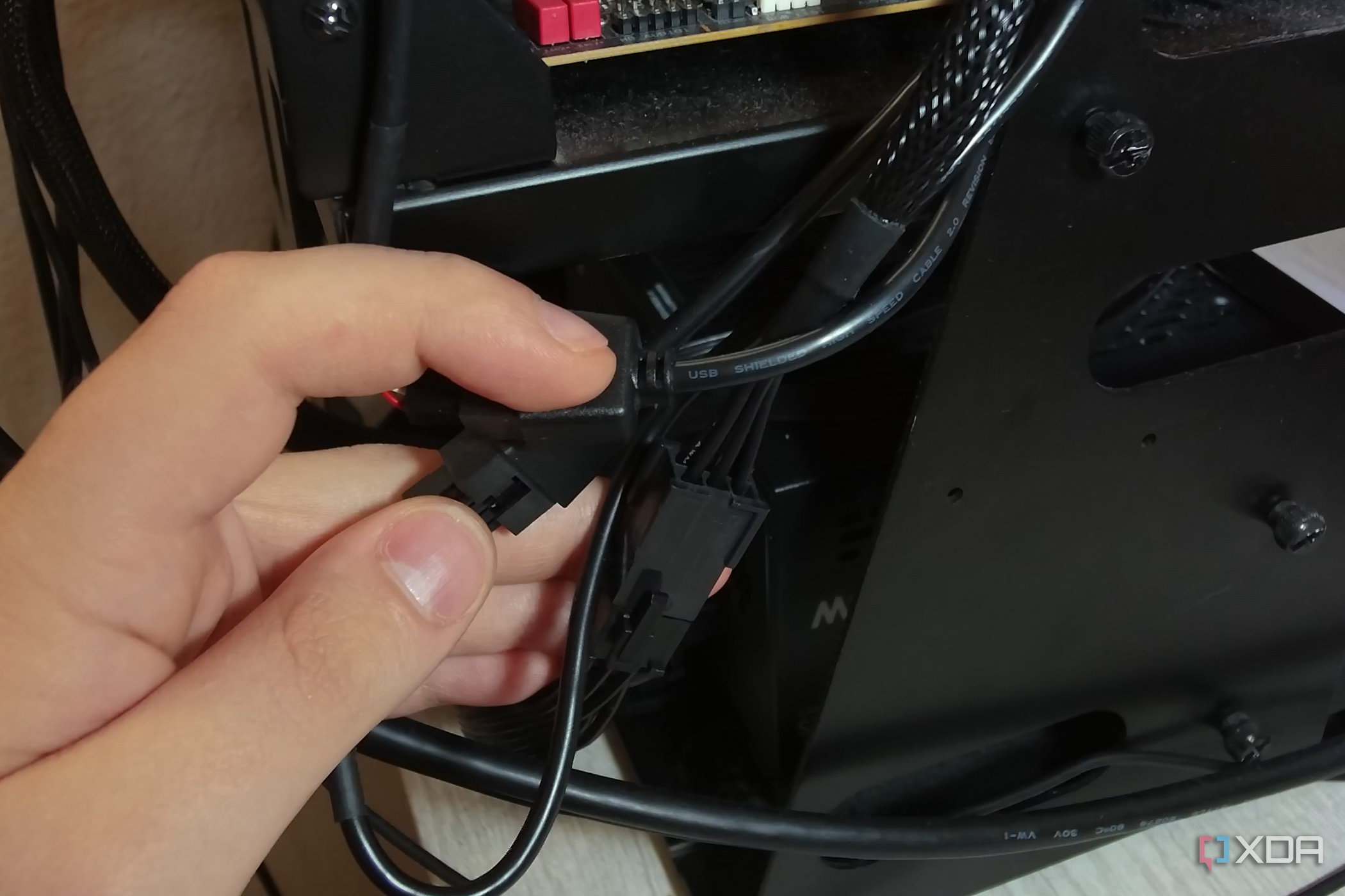 Corsair iCUE Link H170i LCD cable management.