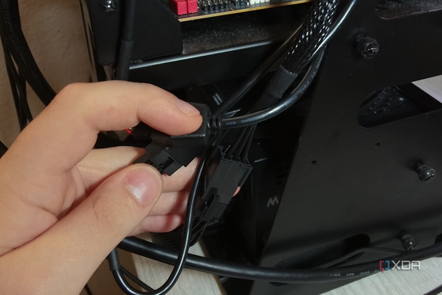 Corsair iCUE Link H170i LCD cable management.