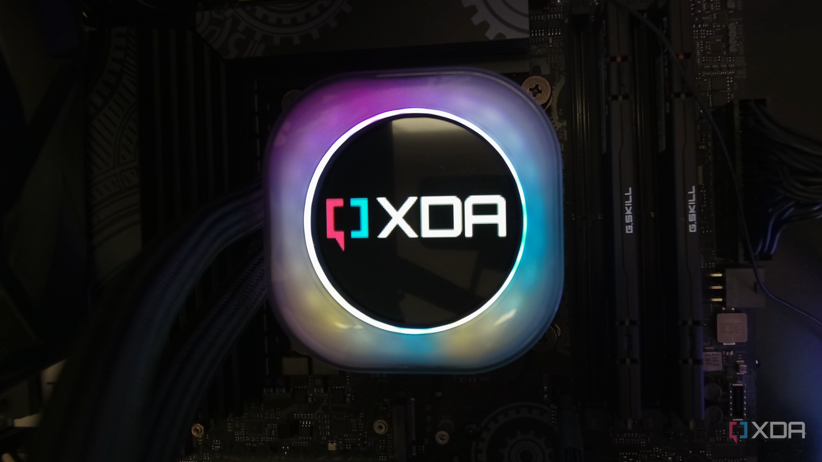 Corsair iCUE Link H170i LCD displaying XDA logo.