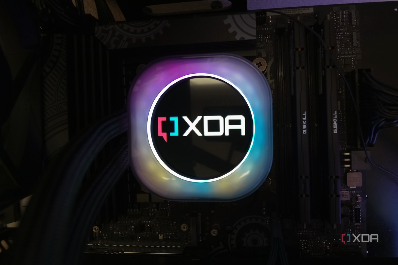 Corsair iCUE Link H170i LCD displaying XDA logo.