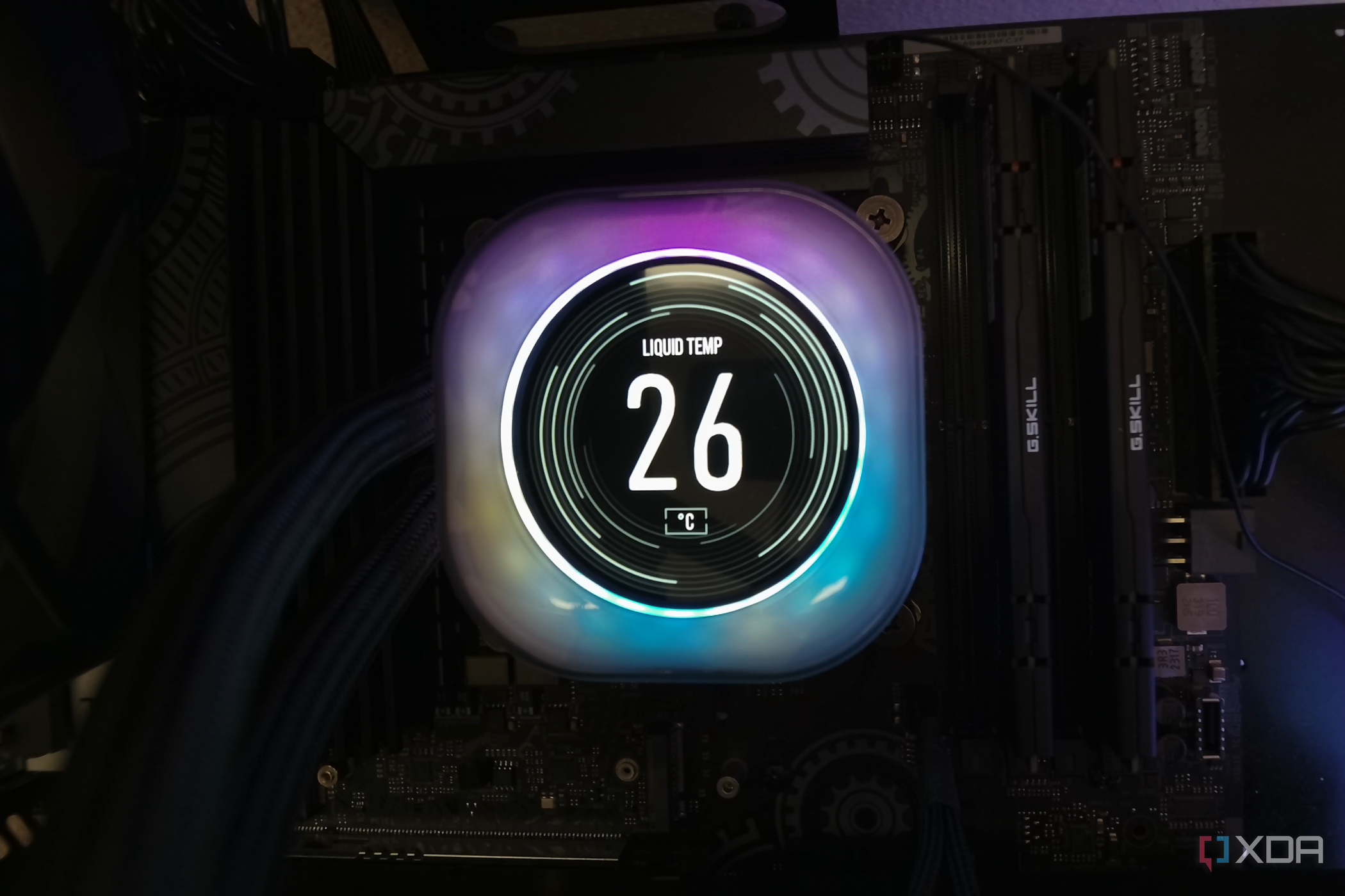 Corsair iCUE Link H170i LCD displaying temperature.