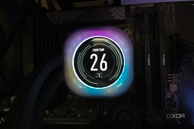 Corsair iCUE Link H170i LCD displaying temperature.