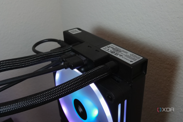 Corsair iCUE Link H170i LCD radiator cables.