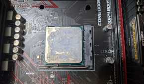 An image of the AMD Ryzen 1600 with thermal paste smeared all over it