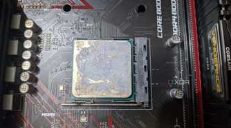 An image of the AMD Ryzen 1600 with thermal paste smeared all over it
