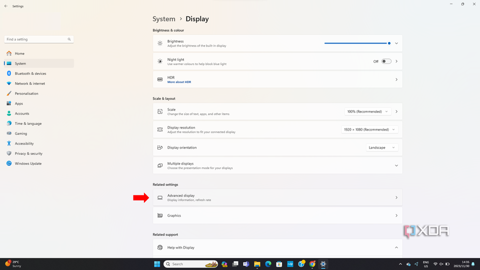 Advanced display settings showing options for brightness, color, scale and layout, and an arrow pointing to Graphics settings.