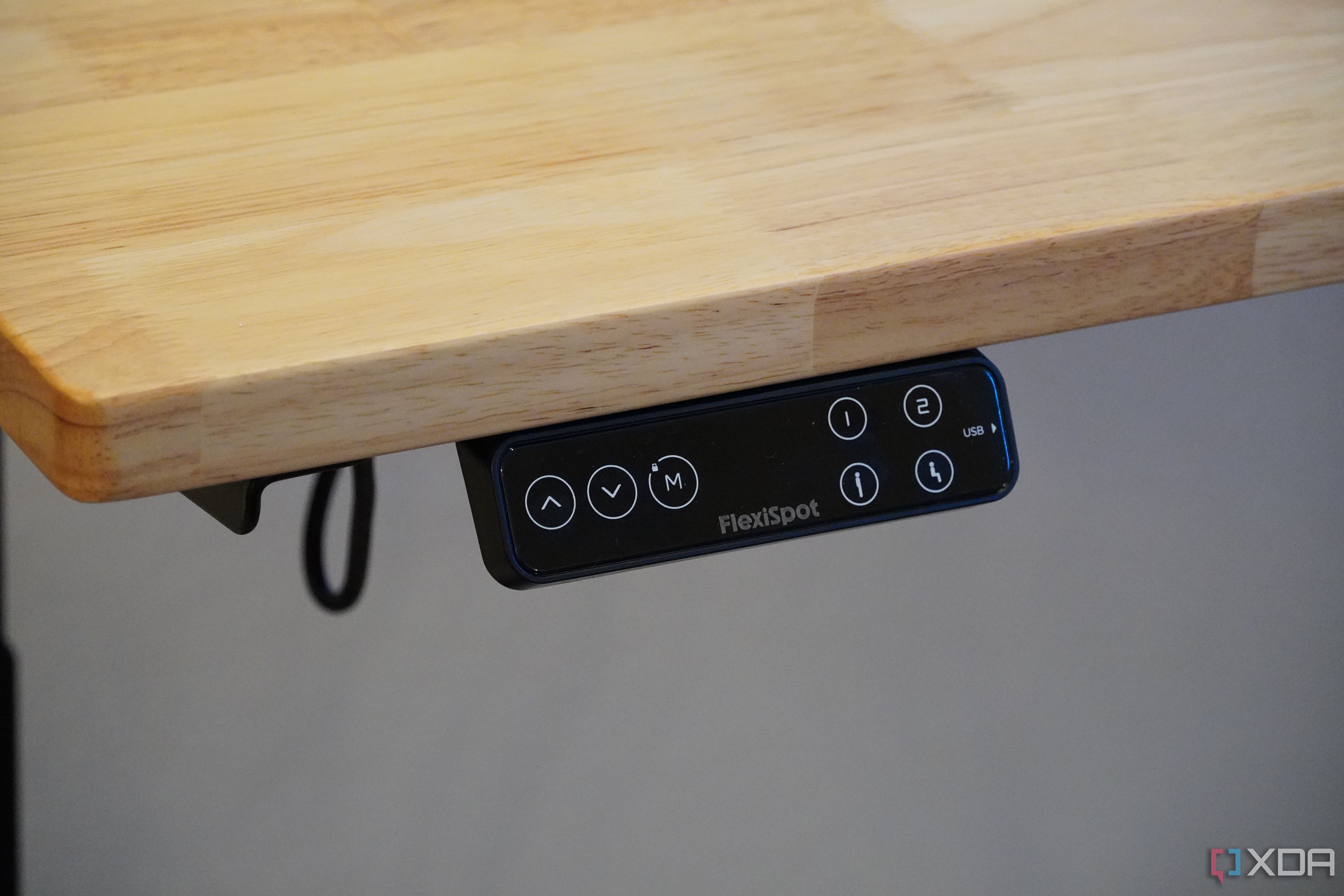 The controller for the FlexiSpot E7 Pro standing desk.