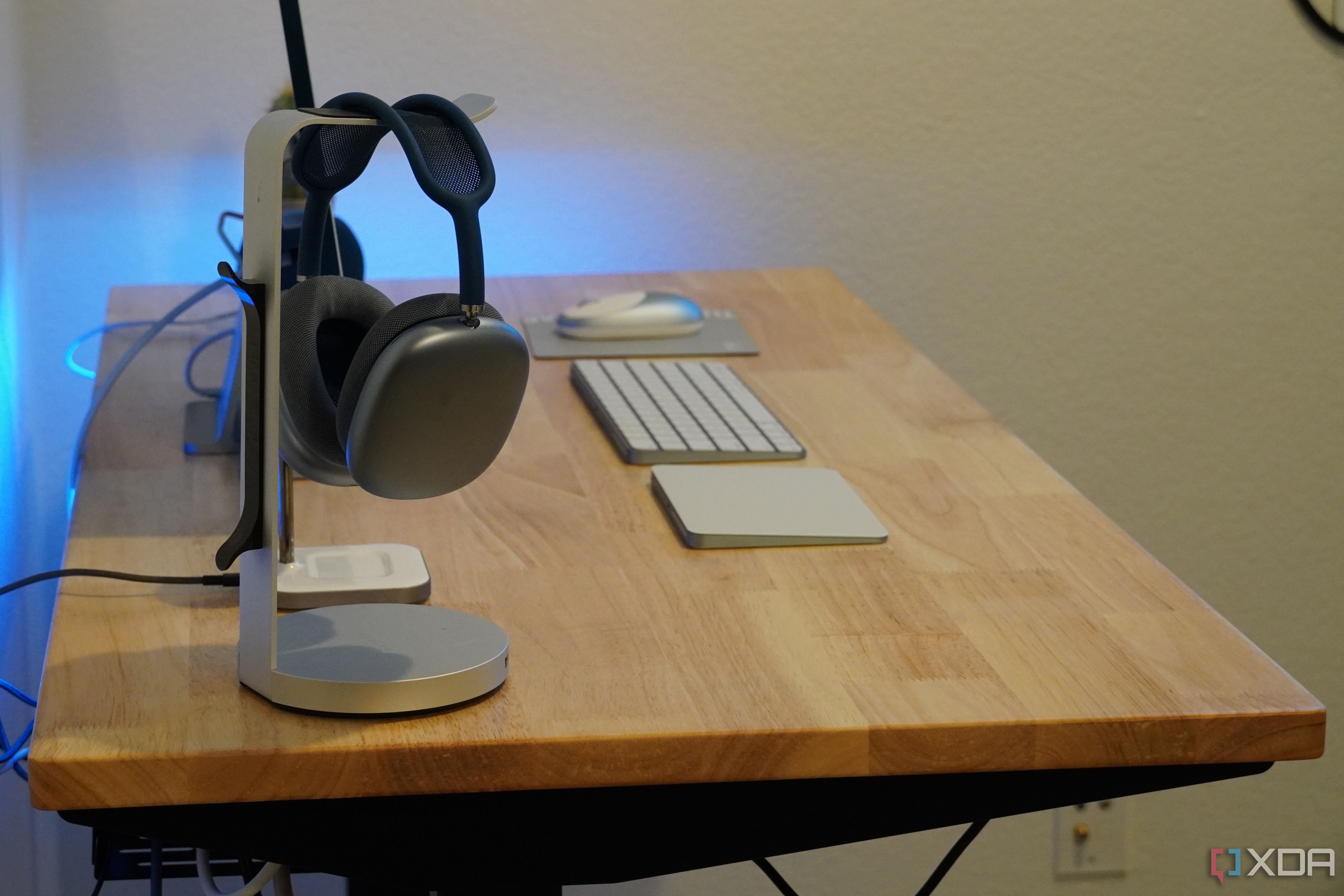 The side profile of a FlexiSpot E7 Pro standing desk.