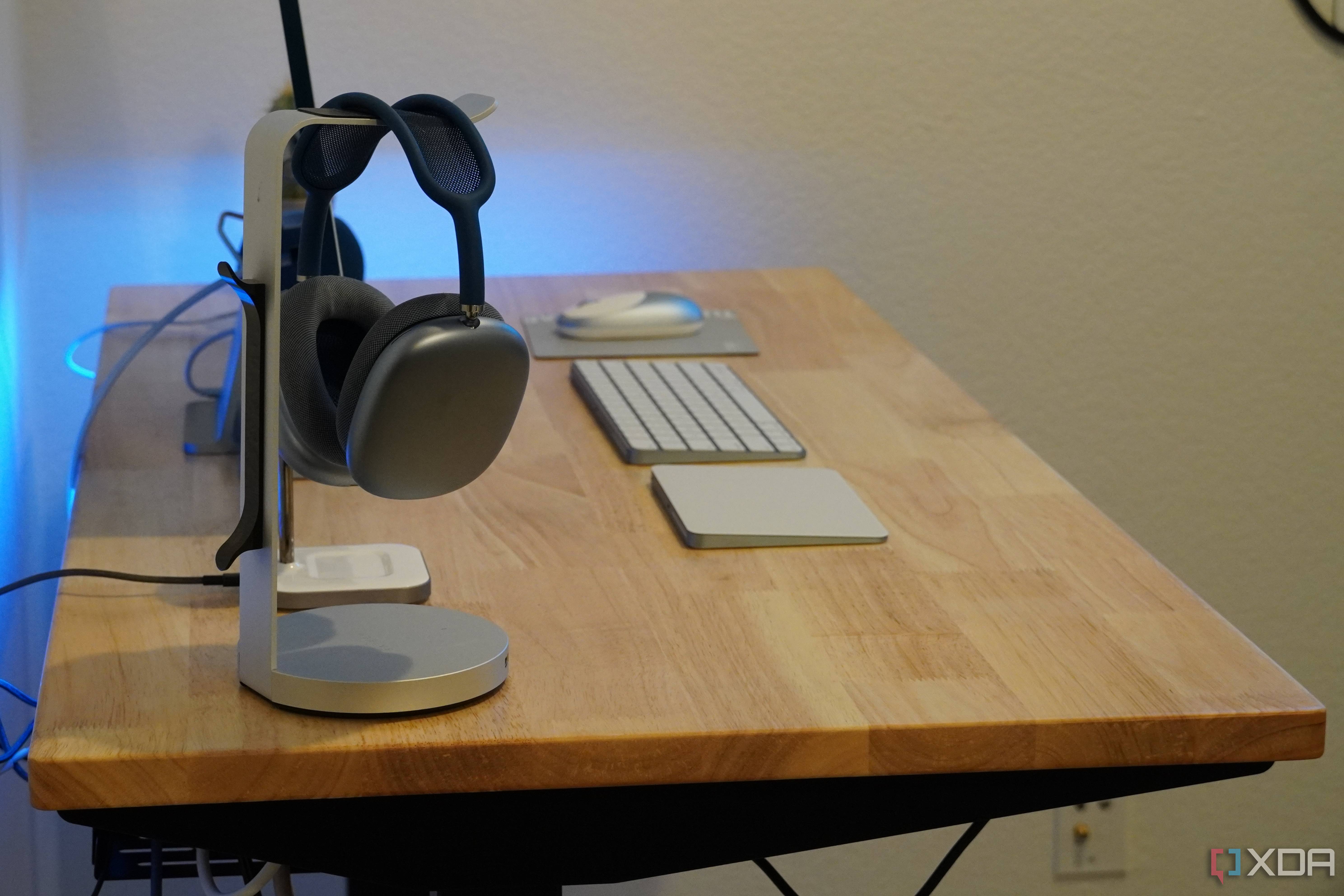 The side profile of a FlexiSpot E7 Pro standing desk.