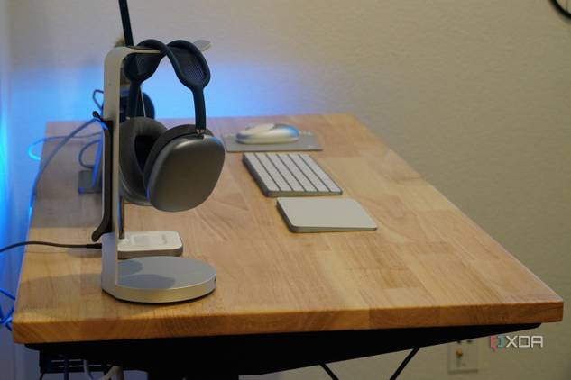 The side profile of a FlexiSpot E7 Pro standing desk.