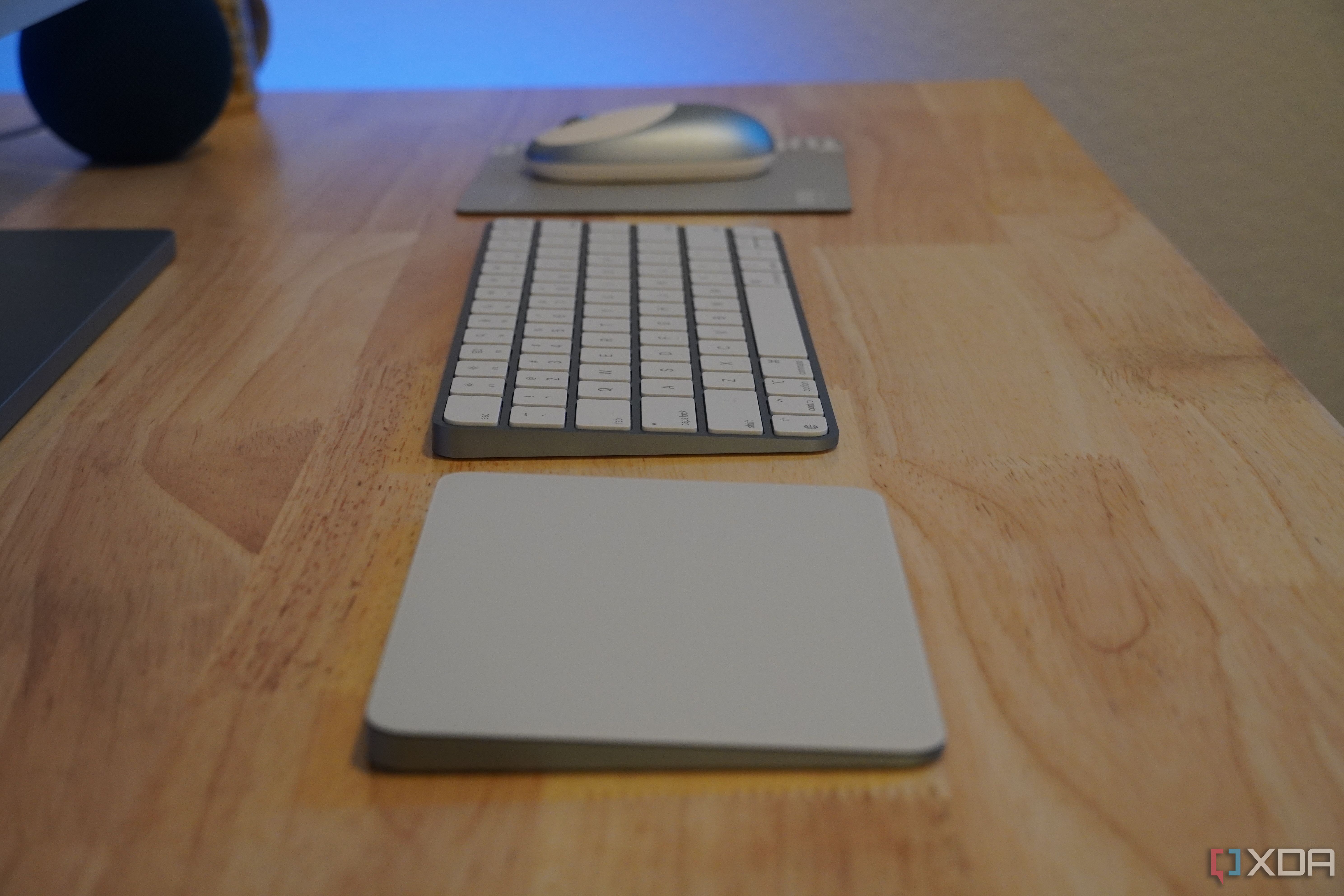 A close-up at the FlexiSpot rubberwood desktop. 