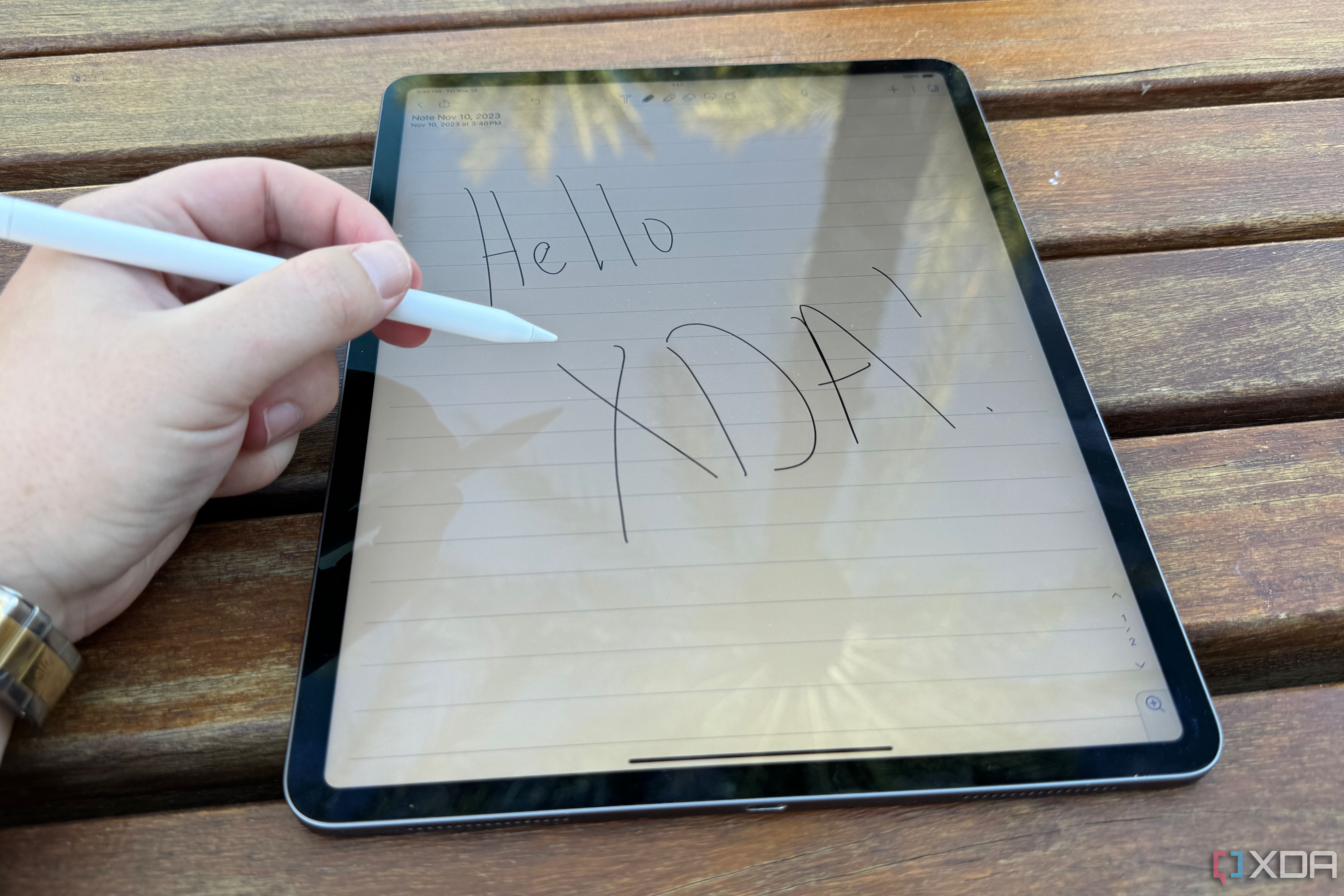 Hola XDA escrito en un iPad Pro con un Apple Pencil (USB-C).