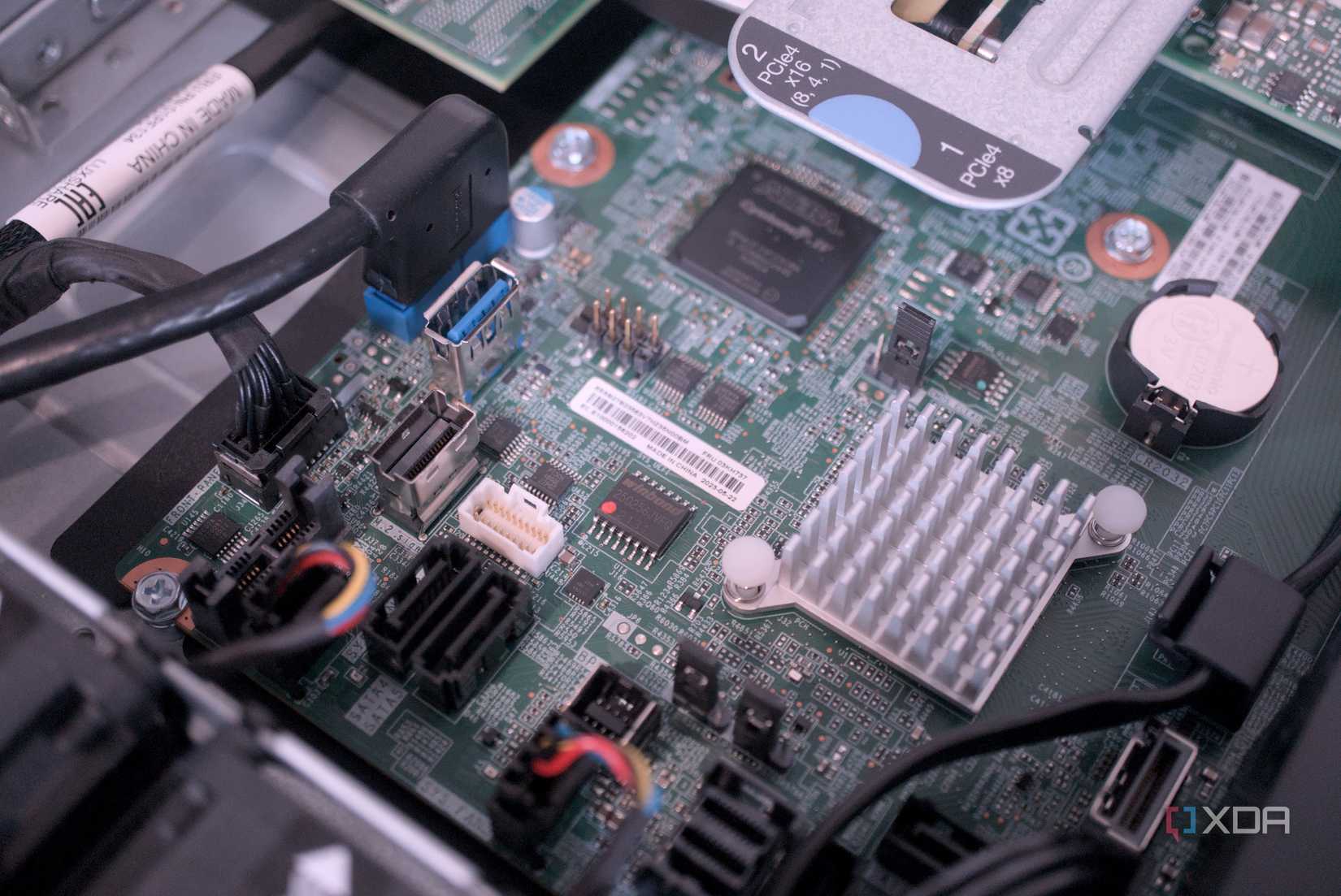 The mainboard of the Lenovo ThinkServer SR250 V2