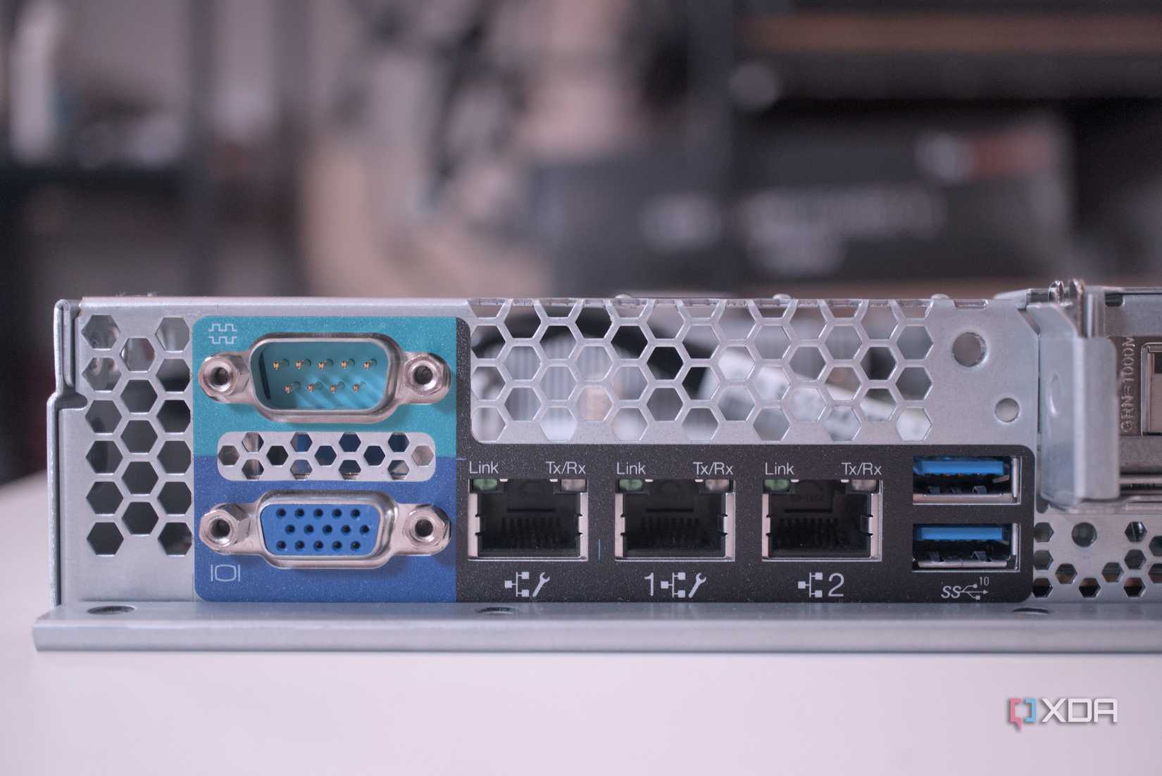Lenovo ThinkServer SR250 V2's standard ports