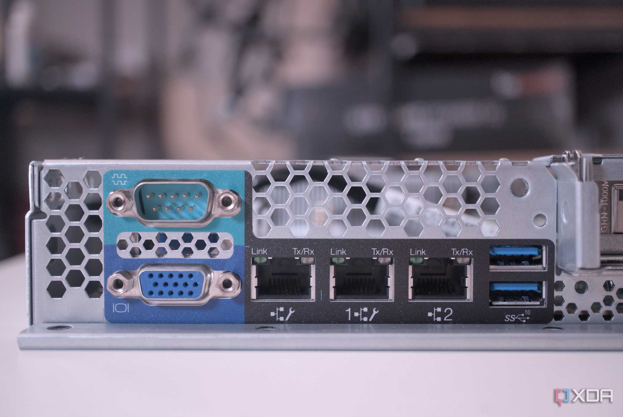 Lenovo ThinkServer SR250 V2's standard ports