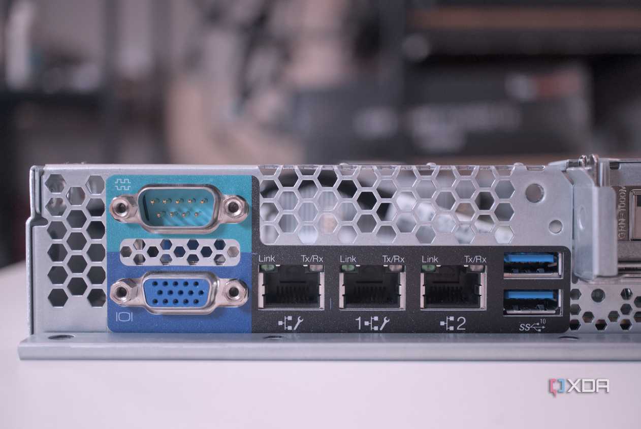 Lenovo ThinkServer SR250 V2's standard ports