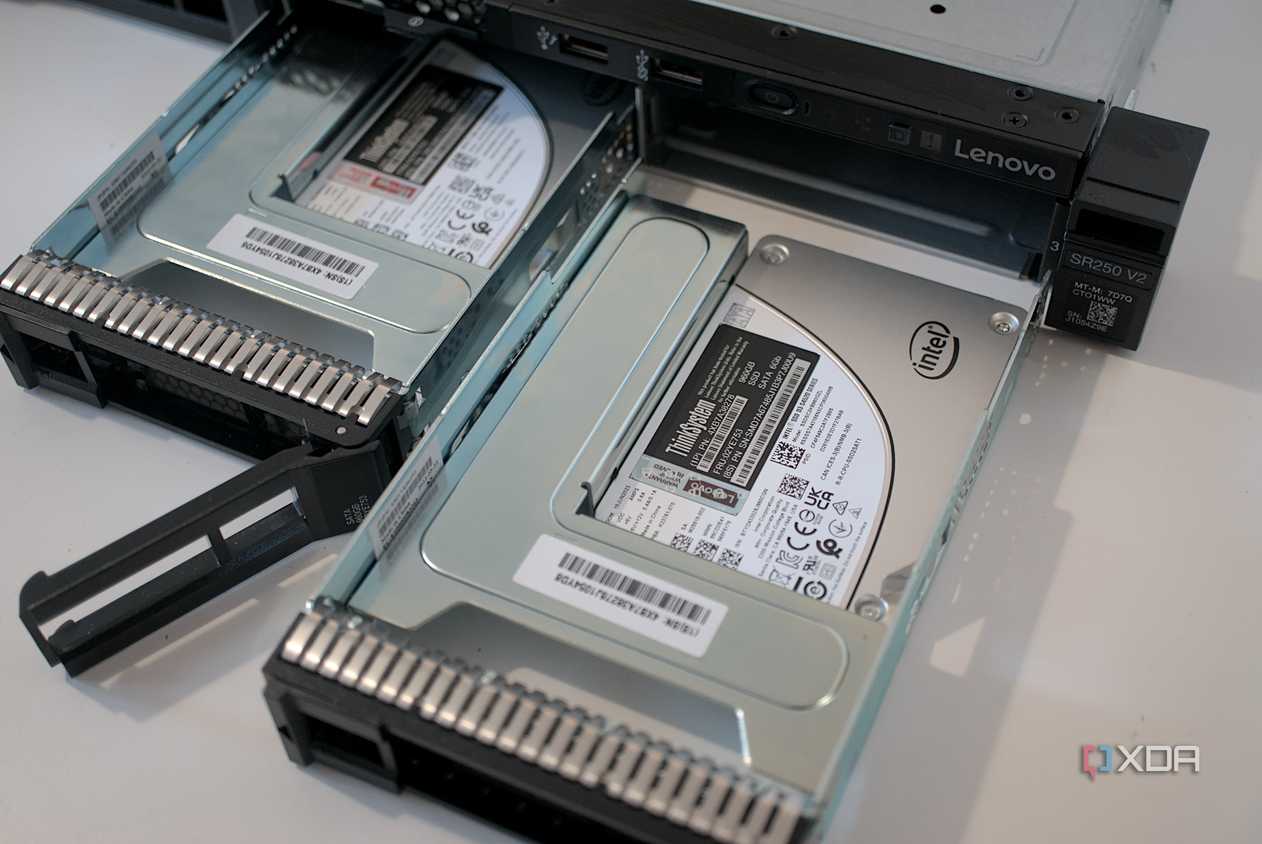 Installed drives inside the Lenovo ThinkSystem SR250 V2