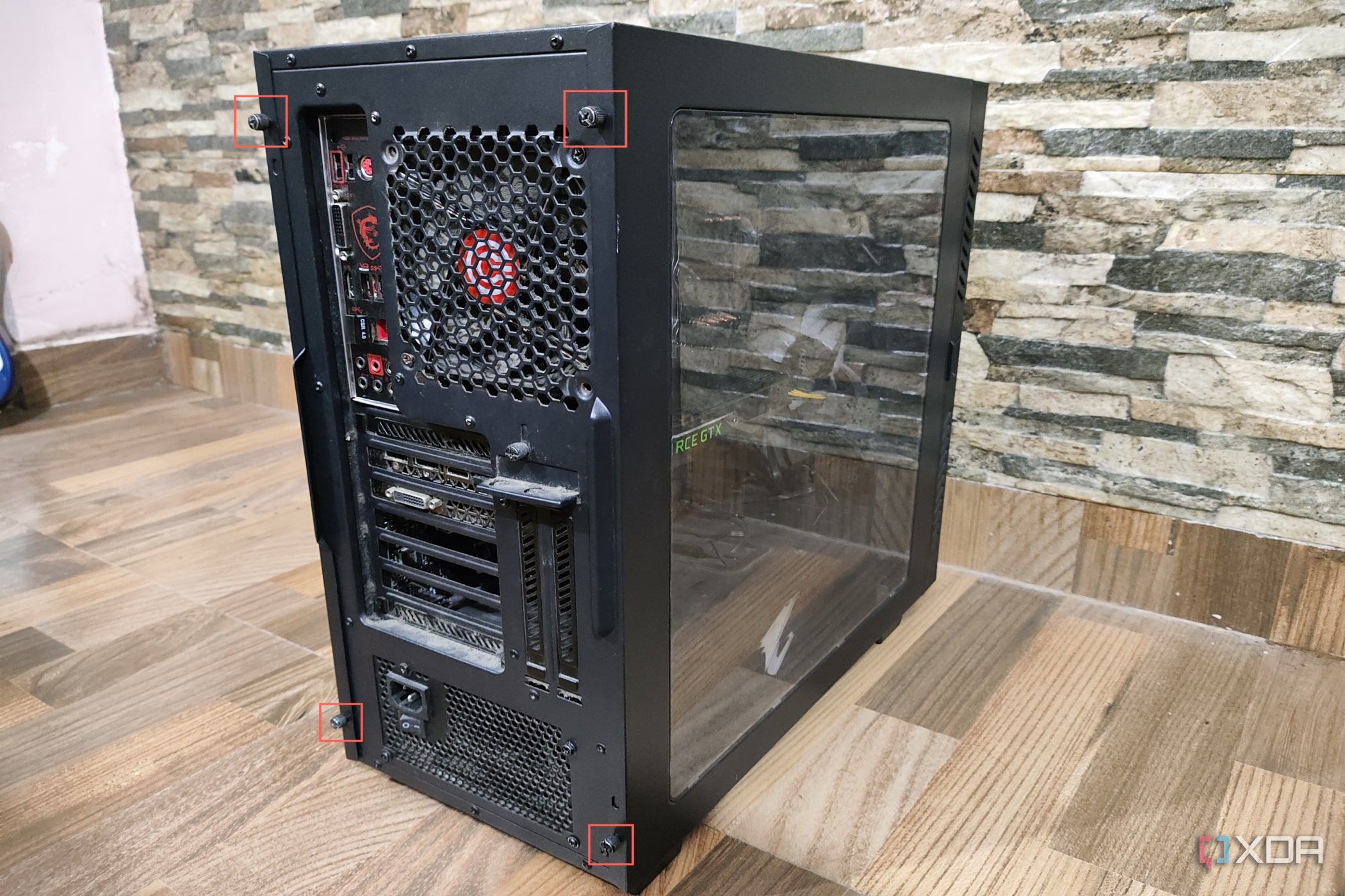 An image of the Gigabyte Aorus AC300W cabinet with the side panel thumbscrews highlighted
