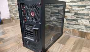 An image of the Gigabyte Aorus AC300W cabinet with the side panel thumbscrews highlighted