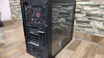 An image of the Gigabyte Aorus AC300W cabinet with the side panel thumbscrews highlighted