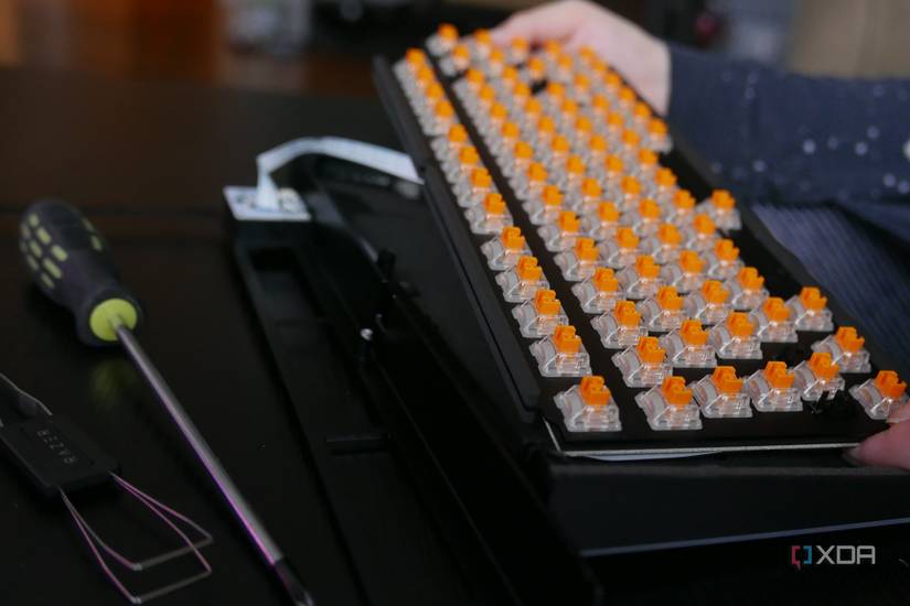 Taking apart the Razer blackwidow V4 75%