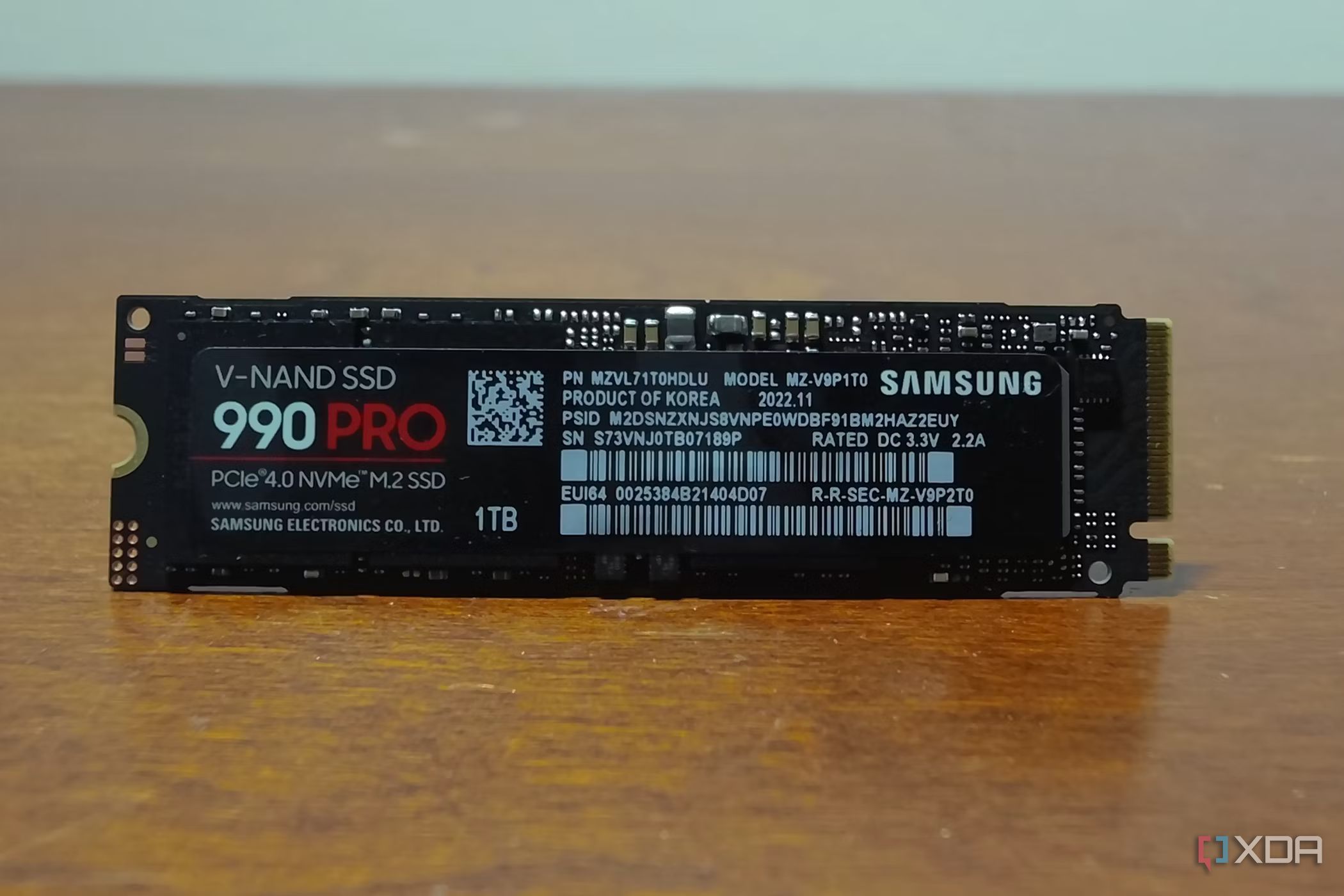 Una imagen que muestra un Samsung 990 Pro SSD sobre un escritorio.