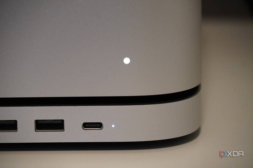 Status light indicators on the Satechi Stand & Hub.