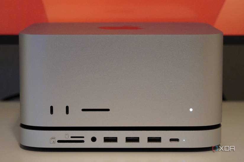 The front I/O ports on the Satechi Stand & Hub.