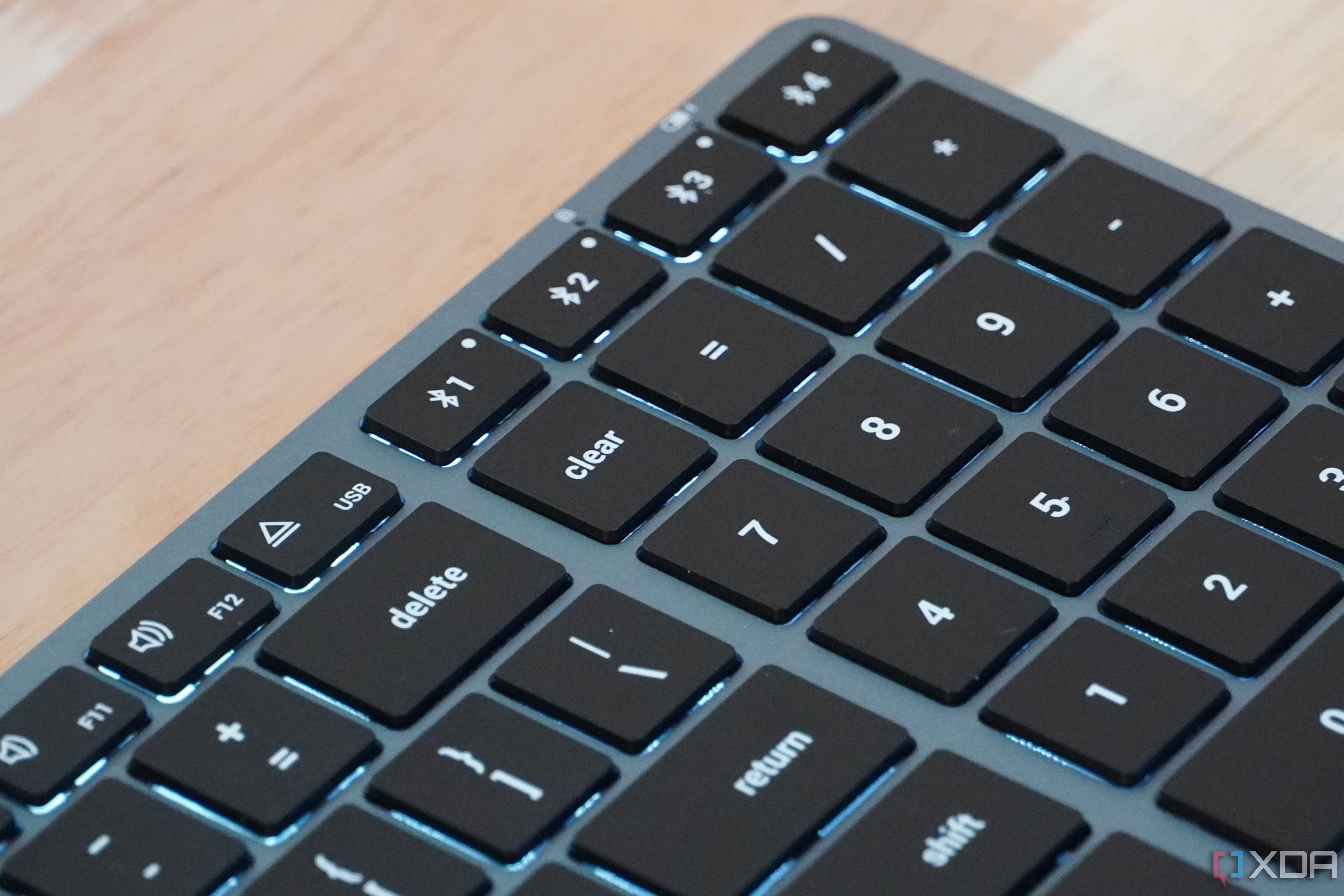 Los botones de emparejamiento Bluetooth en el teclado Slim X2.