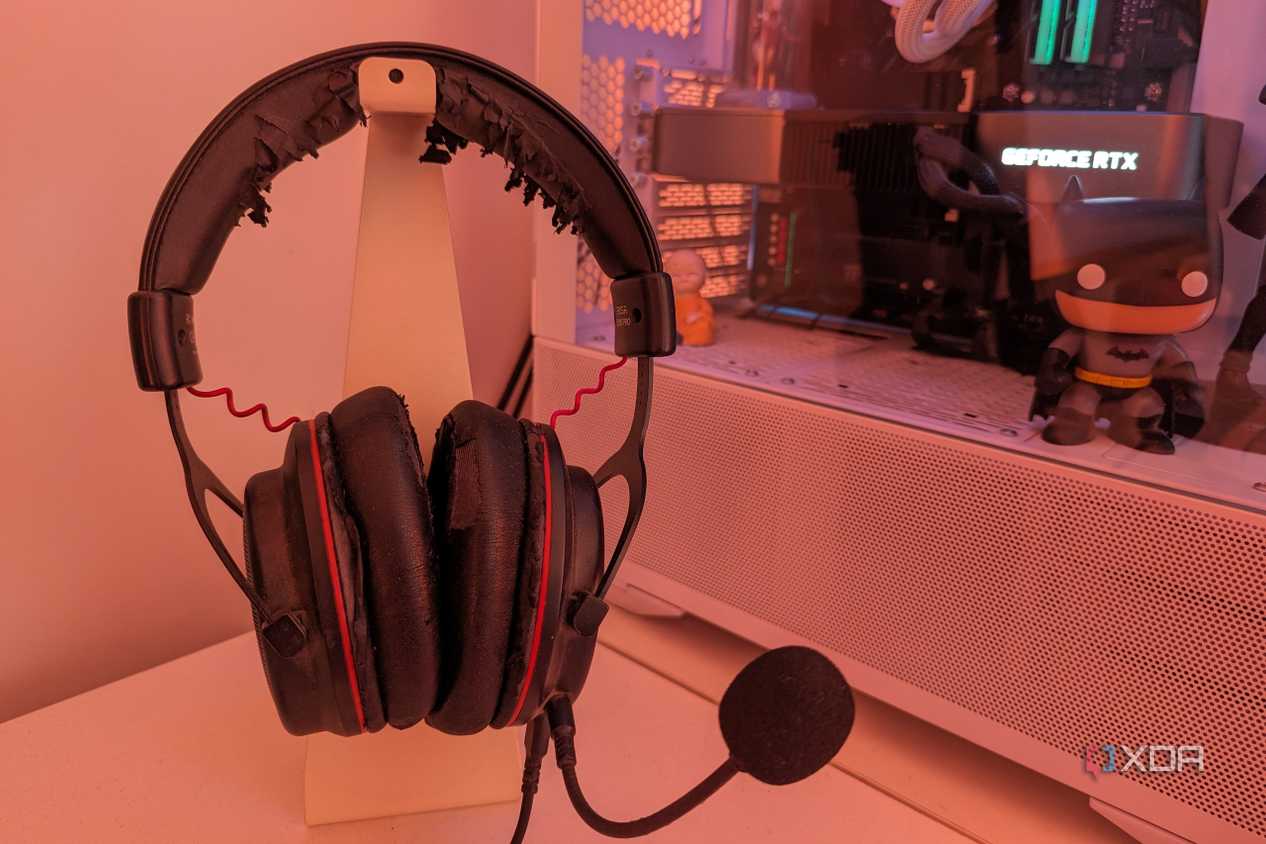 EKSA E900 Pro gaming headset next to a PC