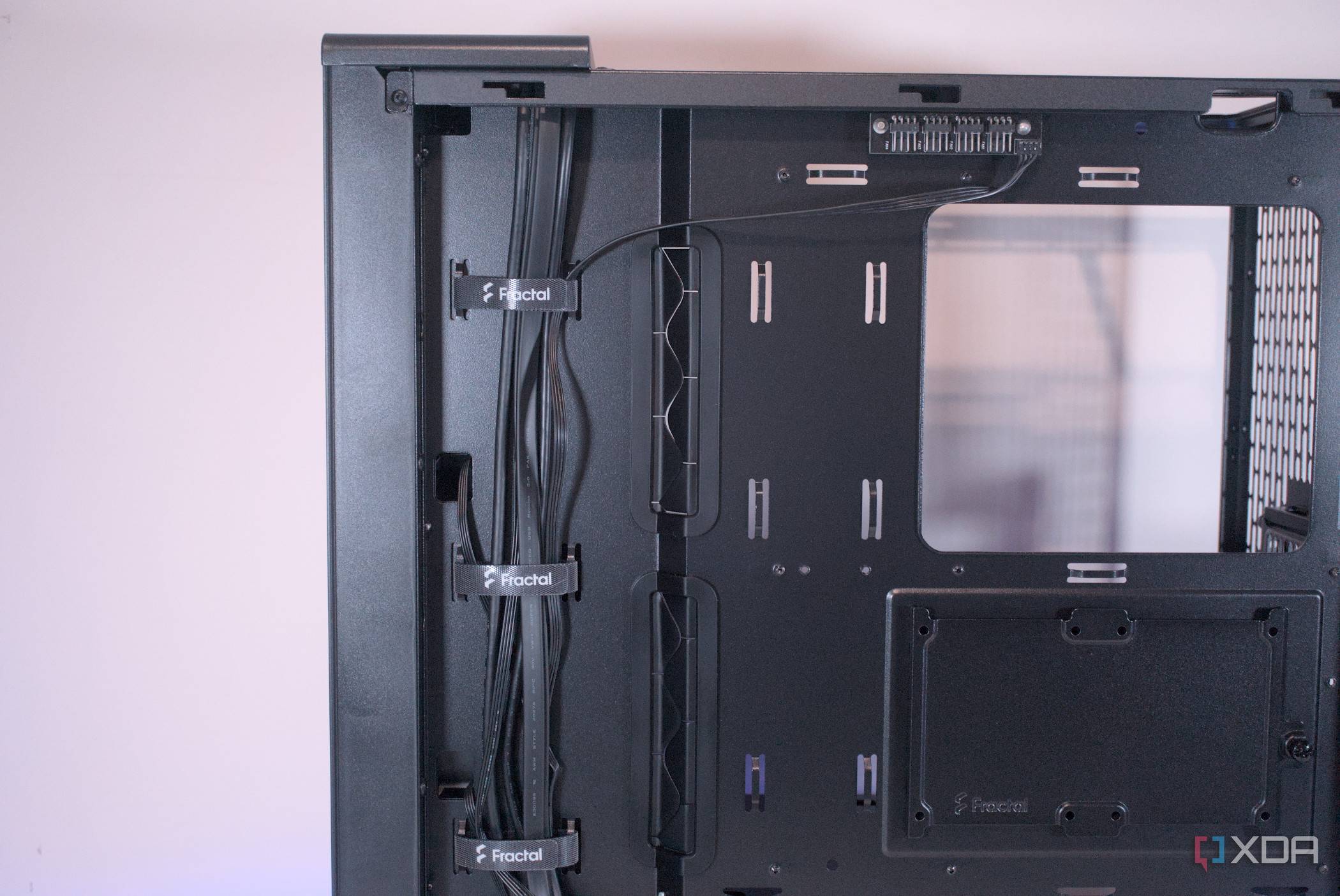Fractal Design North cable management