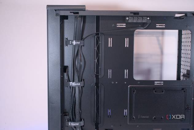 Fractal Design North cable management