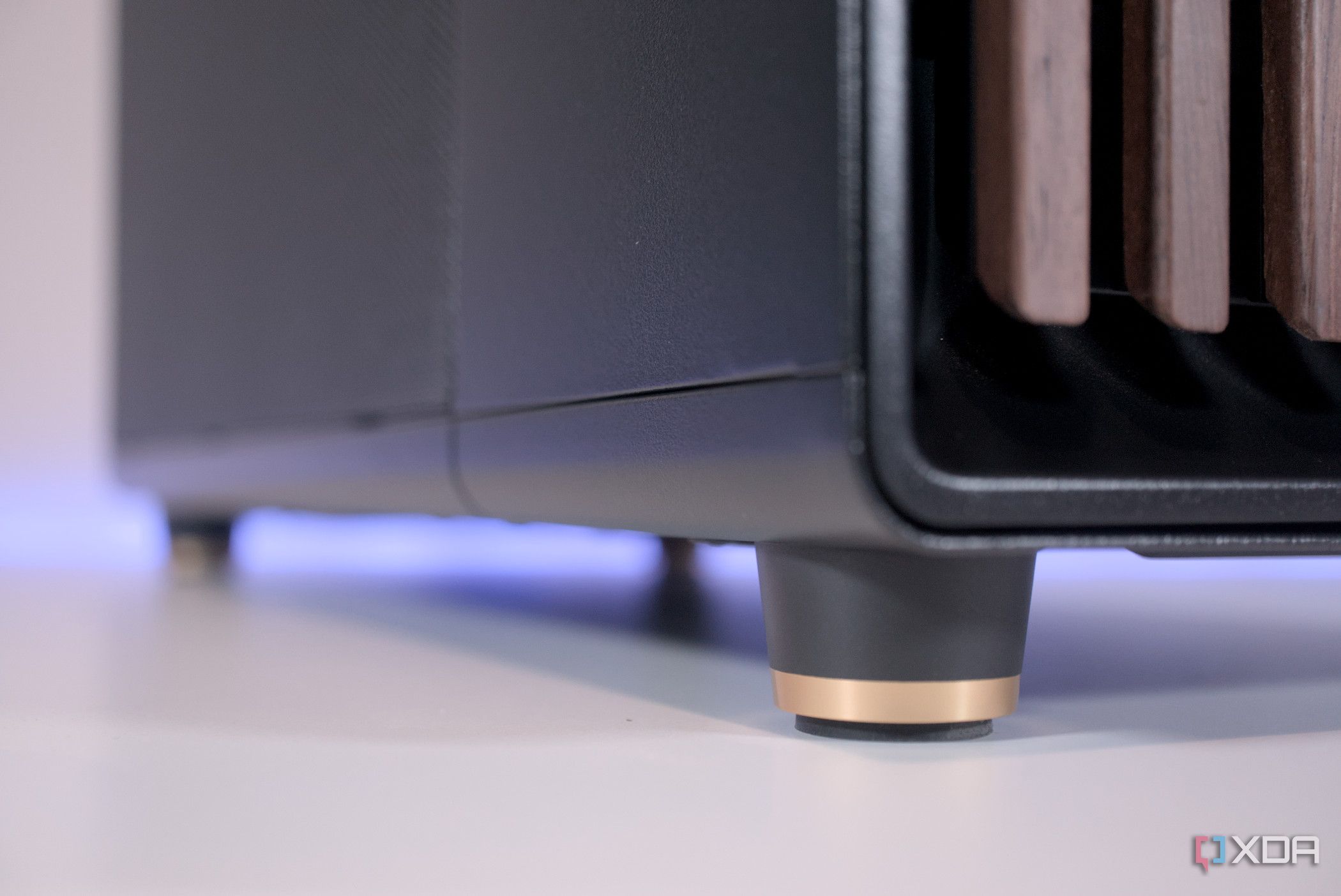 Fractal Design North golden feet