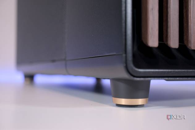 Fractal Design North golden feet