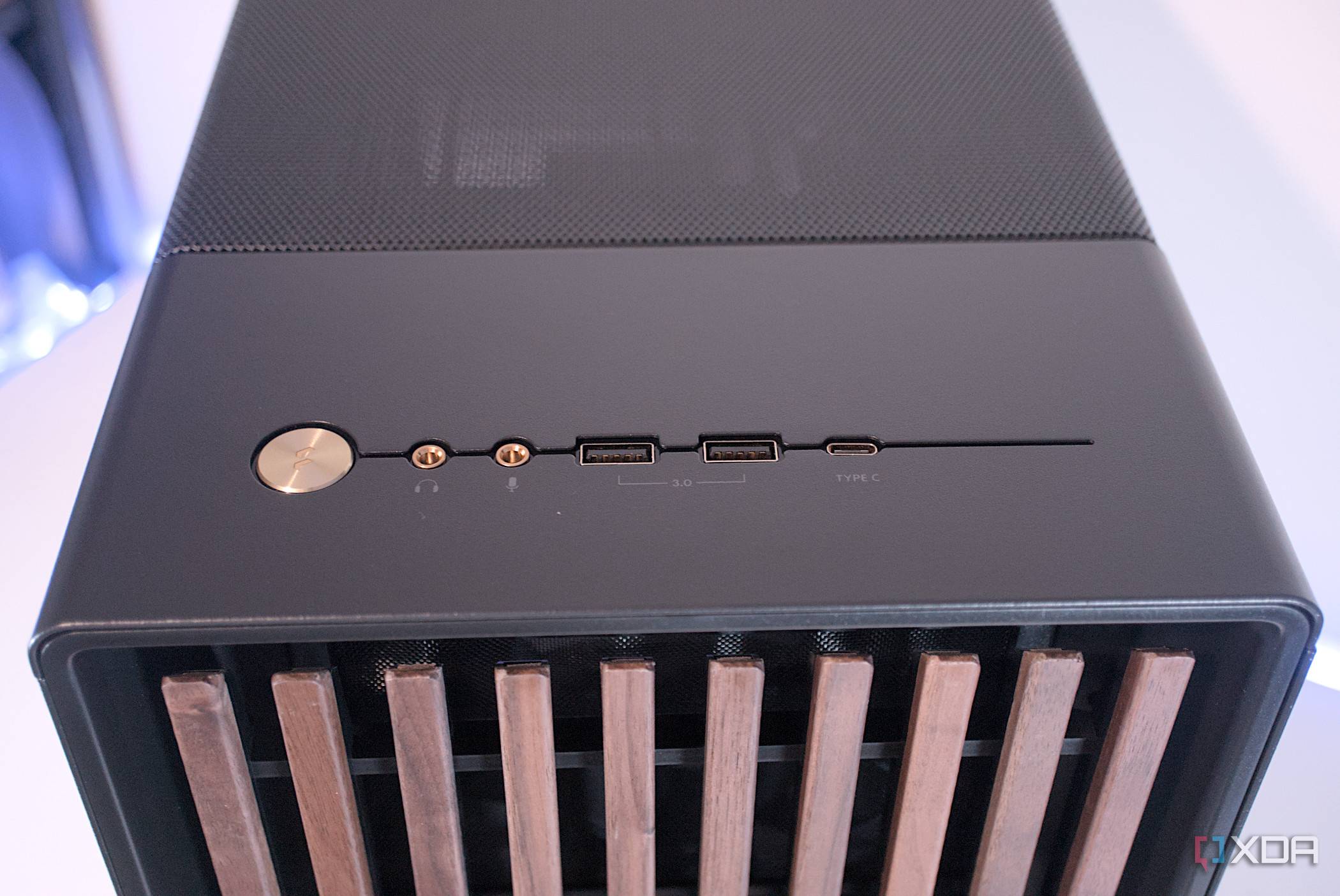 Fractal Design North front I/O